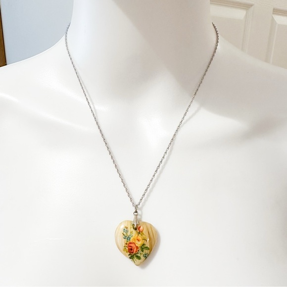 Vintage Floral Heart Striped Stone Heart Pendant Necklace Neutral Silver - Picture 1 of 3